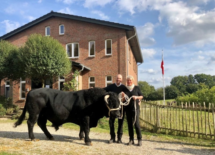 Das Rassetypische Ruhige Wesen Bewies Der Mr. Norla 2019 „Earl Auch Beim Fototermin