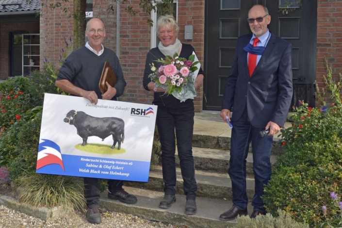 Knud Detlef Andresen Wuerdigte Die Zuechterischen Leistungen Der Familie Und Ueberreichte Als Praesent Ein Neues Hofschild